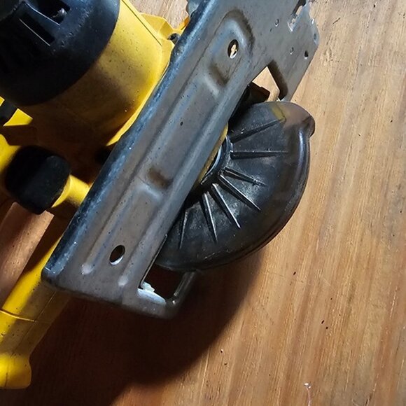 Dewalt DW936 18VDC 5 3/8" Cordless Circular Trim Saw Tool Type 1 Electric Yellow - Picture 5 of 6